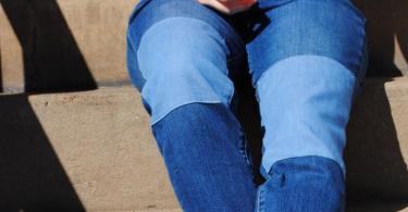 Как красиво сделать заплатку на джинсах между ног, на коленке, попе, выше колена своими руками вручную и на машинке, приклеить утюгом: инструкция
